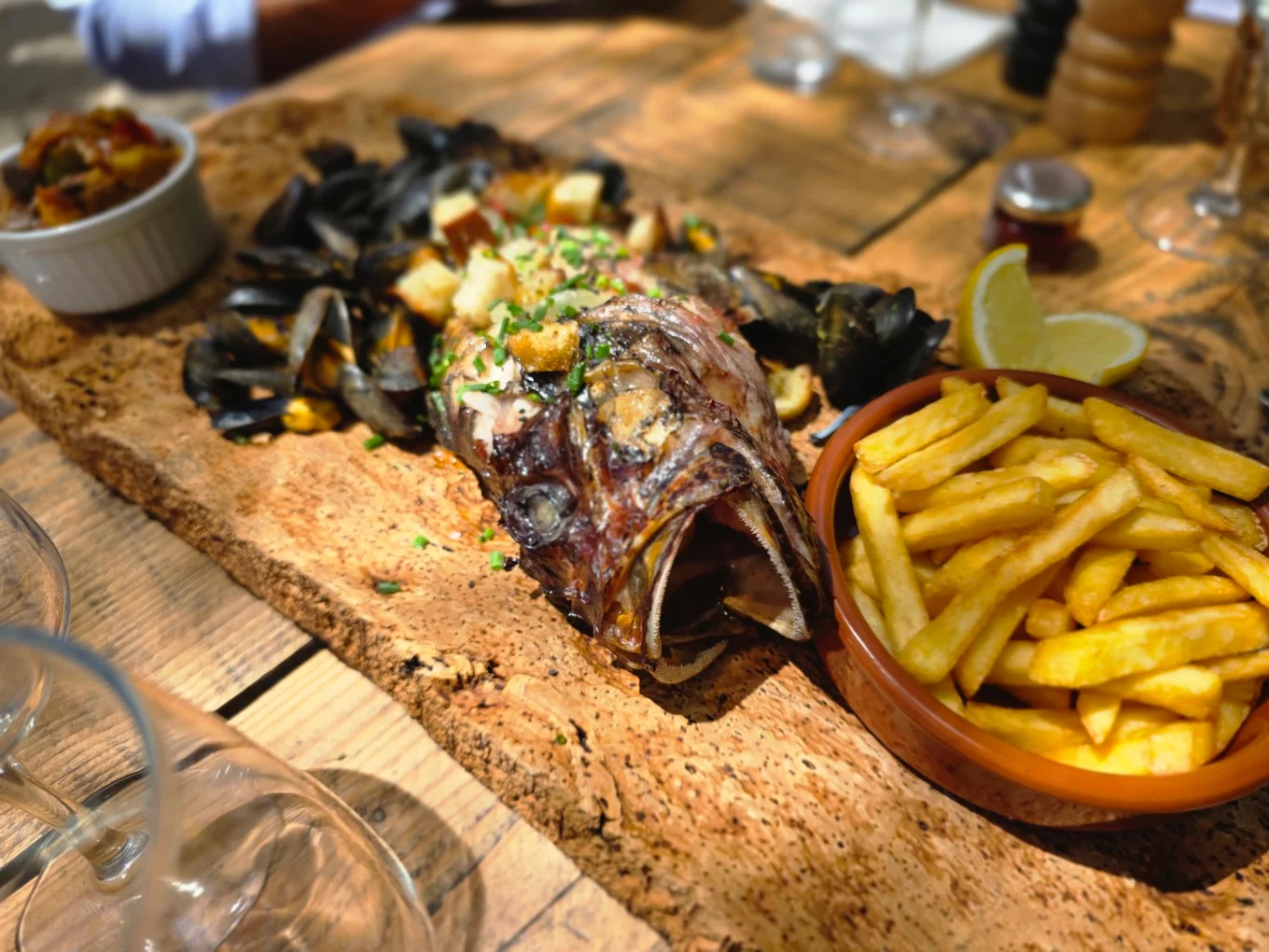 Poisson grillé et moules au barbecue au restaurant Le Pingouin Bleu